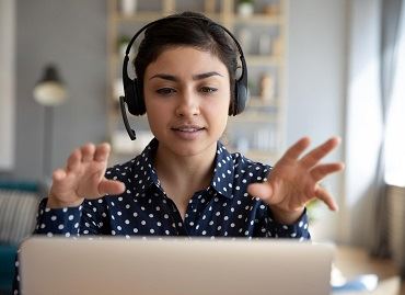 Geschäftsfrau telefoniert mit Headset 
