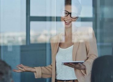 Geschäftsfrau trägt vor